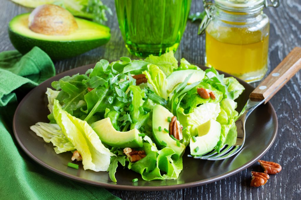 Salad with avocado and peacans